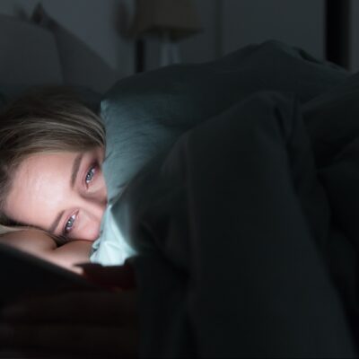 Smartphone in brand op bed