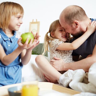 Een ontbijtje op bed voor papa