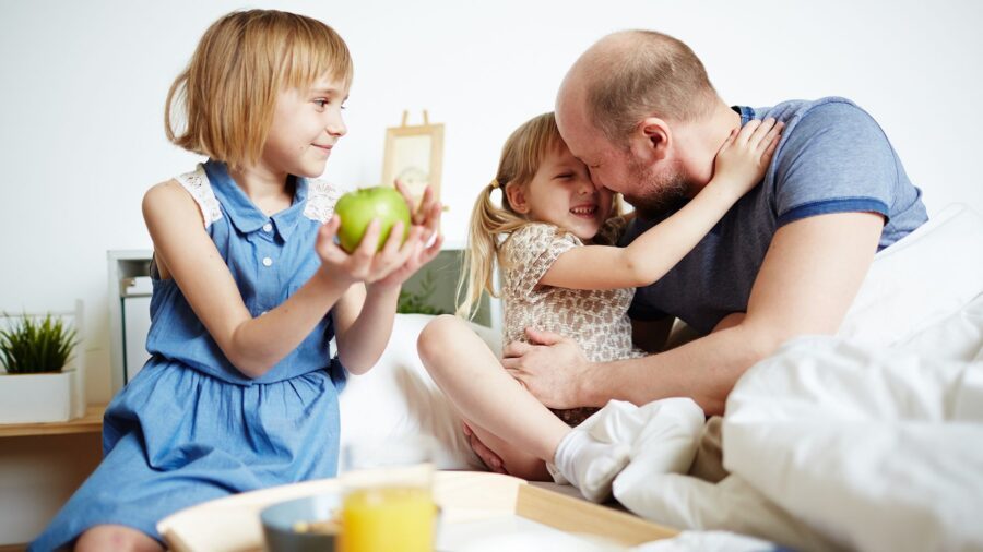 Een ontbijtje op bed voor papa