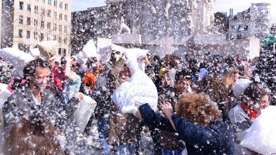 De beste hoofdkussens om je te wapenen voor Internationale Kussengevechtdag
