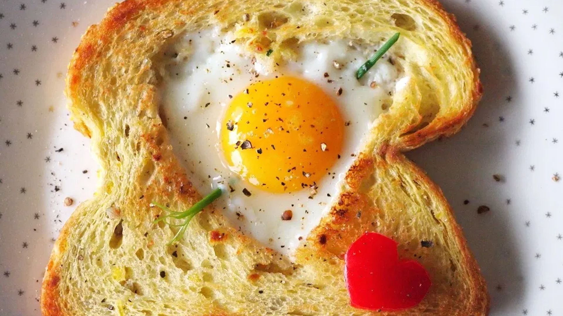 Gebakken eitje in hartvorm