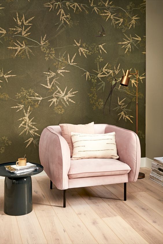 Groen en tropisch behang met roze stoel