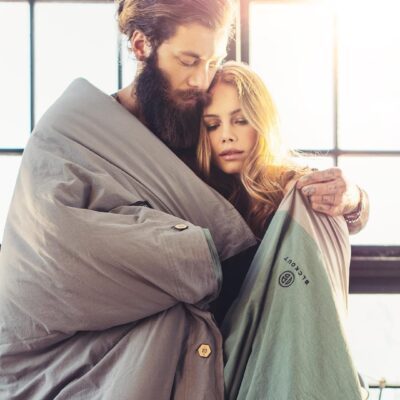 Een industriële slaapkamer met BLCKOUT