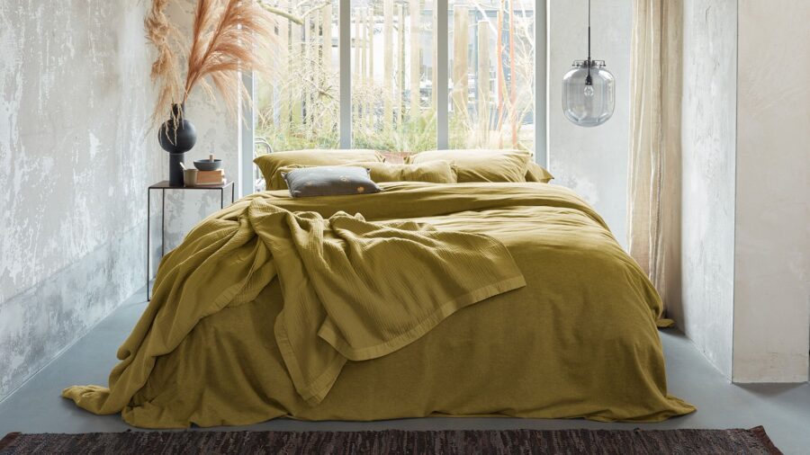 Trendkleur okergeel: warmte in je slaapkamer