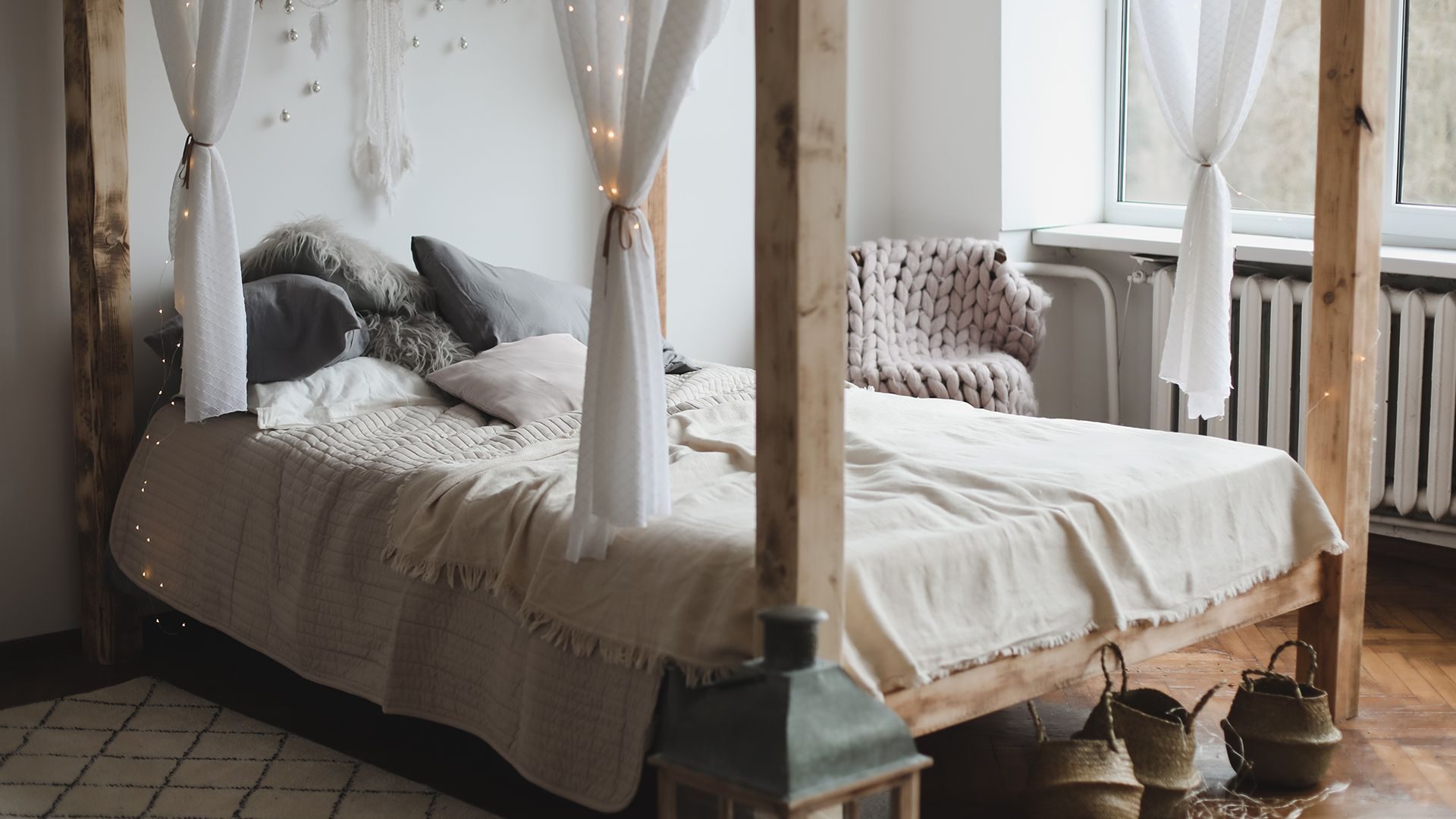 Een witte slaapkamer met Papillon