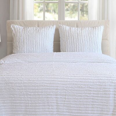 Hemels slapen onder een wit dekbedovertrek