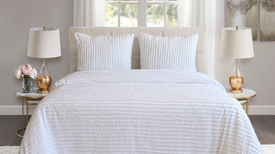 Hemels slapen onder een wit dekbedovertrek