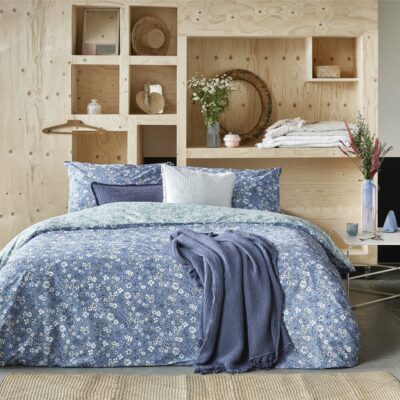 De lente op bed met gebloemd beddengoed