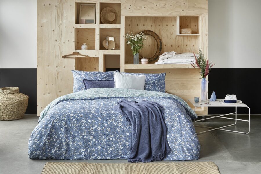 De lente op bed met gebloemd beddengoed