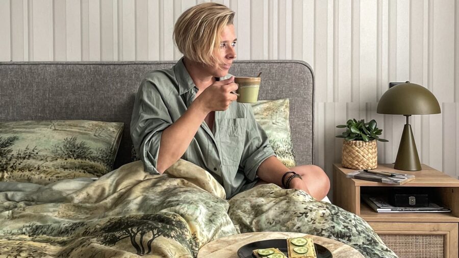 Binnenkijken: Ontdek de groene oase in de slaapkamer van Elske