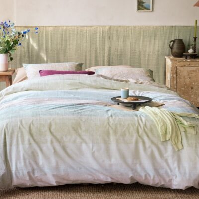 Een landelijke interieur met een dekbedovertrek van Ariadne at Home