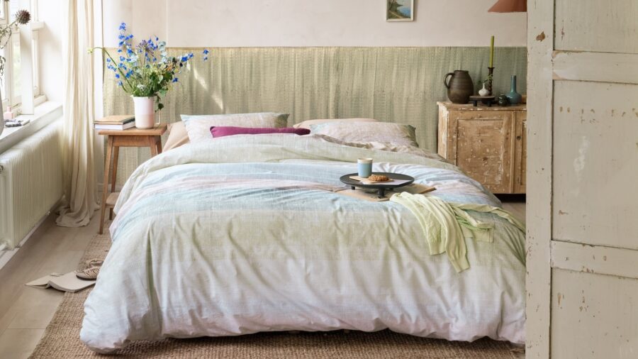 Een landelijke interieur met een dekbedovertrek van Ariadne at Home
