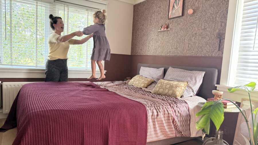 Binnenkijken: Ontdek de warme slaapkamer van Suzan