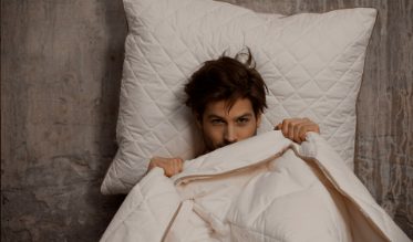 Tesselaer is een Nederlands merk dat gespecialiseerd is in Texels wol en beddengoed van geweldige kwaliteit maakt. Of je nu een heerlijk wollen dekbed, een warme onderdeken of hoofdkussen met wol zoekt, met deze collectie zit je goed. Met natuurlijke en recyclebare materialen maakt het merk zeer comfortabel beddengoed dat jou het hele jaar geweldig slaapcomfort biedt.