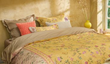 De dekbedovertrekken met bloemen in ons assortiment zijn gemaakt van fijne materialen als katoen-satijn of percale katoen. Een bloemen dekbedovertrek is niet alleen prettig om onder te liggen, maar vormt ook een stijlvol accent.