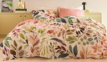 Al tientallen jaren is Cinderella een toonaangevend merk binnen de beddengoed branche. Onze collectie bevat landelijke en moderne dekbedovertrekken. Naast bedlinnen heeft Cinderella ook hoofdkussens en dekbedden.