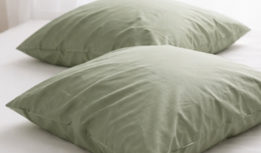 Ben je op zoek naar extra kussenslopen? Of wil je de look van jouw bed veranderen? Ons assortiment biedt een ruime selectie kussenslopen in diverse stijlen. Kies bijvoorbeeld voor een stijlvolle witte kussenhoes, een zacht satijnen kussensloop of een kussensloop in een leuke trendkleur. De slopen zijn beschikbaar in meerdere maten en zijn allemaal van uitstekende kwaliteit.