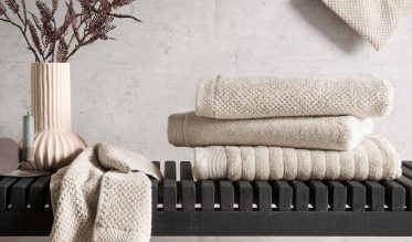 Badtextiel vervult meerdere functies: niet alleen moet het lekker zacht aanvoelen en vochtabsorberend zijn, het moet ook de juiste kleur hebben om goed te passen bij het interieur en zo een sfeervolle uitstraling te creëren. In ons assortiment vind je een ruim aanbod sfeervol badtextiel van hoogwaardige kwaliteit in verschillende stijlen.