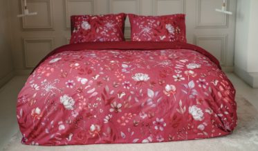 Sierlijk, zacht en rijk aan liefde! In ons assortiment vind je een ruim aanbod aan klassieke en romantische dekbedovertrekken. Laat je inspireren en breng de romantiek in de slaapkamer met romantisch beddengoed vol rozen, hartjes, zoete teksten en zachte kleuren.