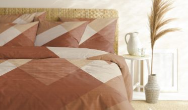 Geometrie betekent strakke lijnen en vormen. In de wereld van beddengoed wordt ook veel gebruik gemaakt van geometrische dessins. Een dekbedovertrek geometrisch dessin oogt strak en trendy en past daardoor perfect in een modern en fris slaapkamer interieur.
