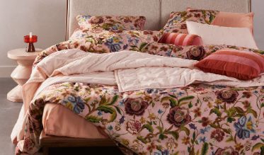 Een bedsprei voegt de nodige luxe toe aan de slaapkamer. Daarnaast beschermt een sprei het dekbedovertrek tegen stof en verkleuring. Ook kan een sprei zorgen voor extra warmte.