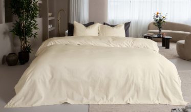 Met de Hotel Chic trend breng je een luxe sfeer aan in je slaapkamer. Het is een mix van modern design met klassieke elementen. Binnen deze trend worden rijke materialen gebruikt zoals fluweel en satijn in combinatie met warme, sfeervolle kleuren. Beige, zand en andere aardetinten passeren de revue. 