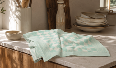 In ons assortiment vind je divers keukentextiel van merken als DDDDD en De Witte Lietaer. De mooiste theedoeken en keukendoeken in diverse kleuren en met mooie prints. Voor iedere keuken is er bijpassend textiel!