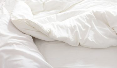 Tijdens de warme zomernachten kan het fijn zijn om een speciaal zomerdekbed te gebruiken. Deze zomerdekbedden zijn extreem licht van gewicht, hebben een uitstekende vochtregulatie en bezitten goede ademende eigenschappen. Alles waar je naar op zoek bent als het in de zomer warm is!