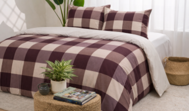 Laat je verrassen door Snoozing, exclusief te verkrijgen bij Smulderstextiel. Sta elke morgen op met een glimlach. Dankzij Snoozing kan iedereen uitgerust wakker worden onder mooi beddengoed. Ruime keuze fijne basics en trendy dessins. Zacht beddengoed. Zacht prijsje.